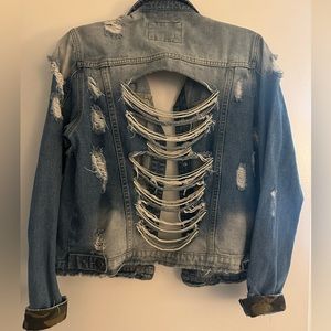 ✨Super cute and trendy jacket embellished with pearls and rhinestones💎